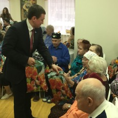 Дмитрий Осипов поздравляет ветеранов
