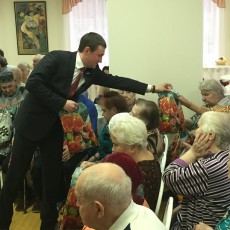 Дмитрий Осипов поздравляет ветеранов