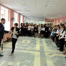 Дмитрий Осипов вручает грамоты ученикам школы №19