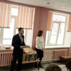 Дмитрий Осипов вручает грамоты ученикам школы №19